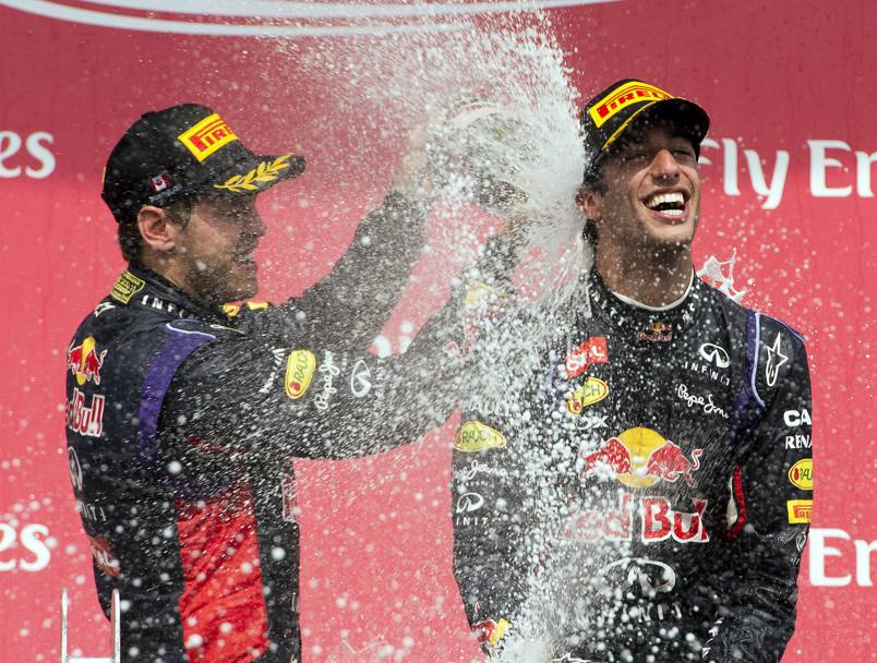 Vettel, terzo, si complimenta col compagno di squadra. Ap 